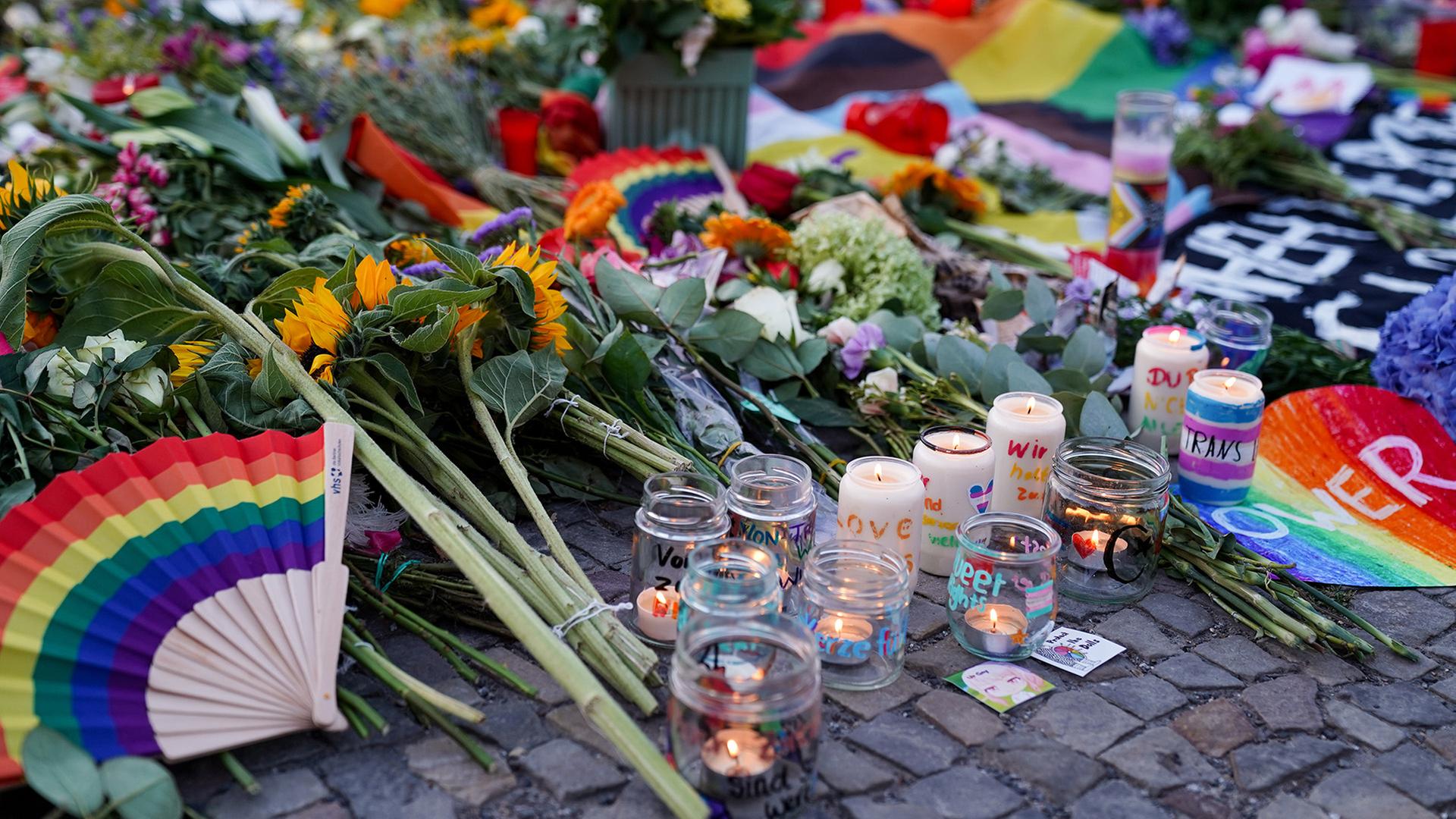 Blumen, Botschaften und Kerzen liegen an einer Gedenkstelle zum CSD-Anschlag in Berlin. | EPA