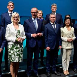 Der designierte Kanzler Merz mit den designierten Ministern und Staatssekretären der CDU