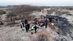 Die Polizei untersucht das Wrack eines Flugzeugs, das während eines Rundflugs mit Touristen über den Nasca-Linien in Peru abgestürzt ist.