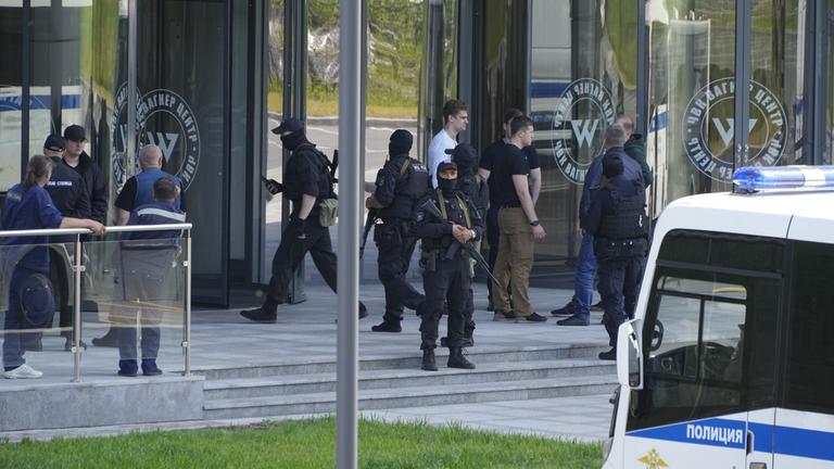 Vor der Zentrale der Wagner-Gruppe in St. Petersburg (Russland) stehen Polizisten.