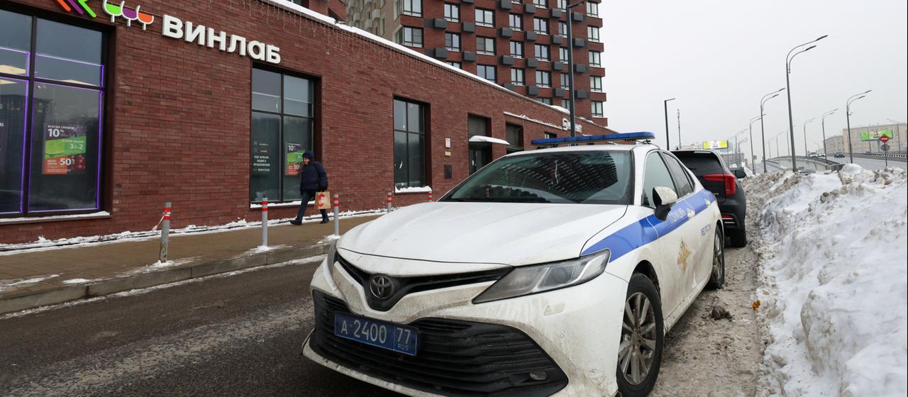 Ein Polizeiwagen steht vor einem Gebäude in Moskau.