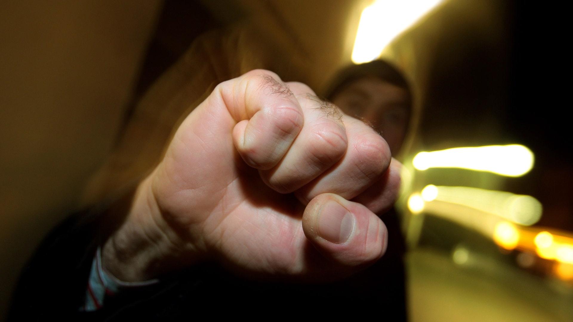 ベルリンで若い男性が暴力と脅迫の被害に遭う事件発生