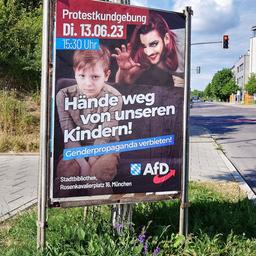 Auf einem AfD-Plakat in München steht "Hände weg von unseren Kindern".