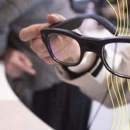 Eine Hand hält eine RayNeo Smart Glass.