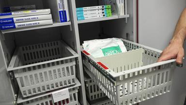 Ein zur Hälfte gefüllter Arnzeimittelschrank