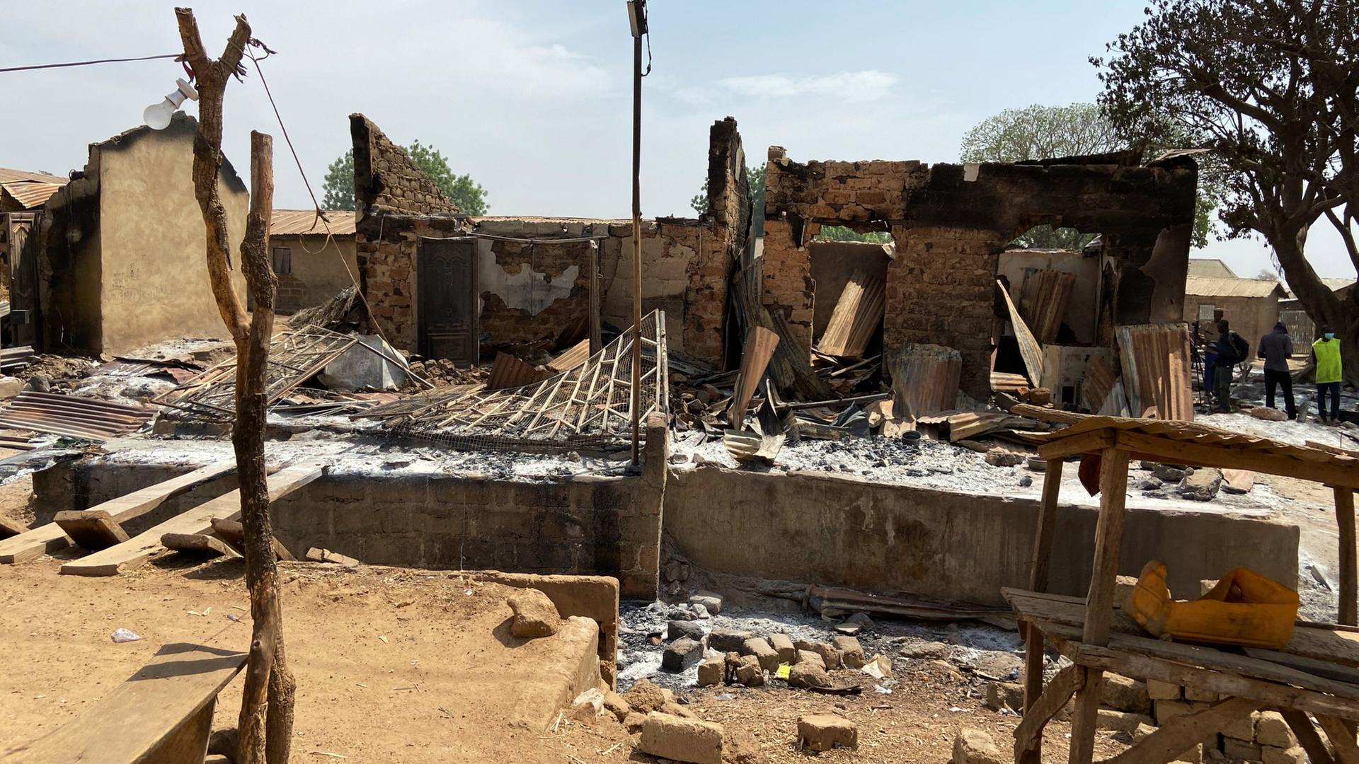 Das nigerianische Dorf Woro nach einem Angriff.  | AP