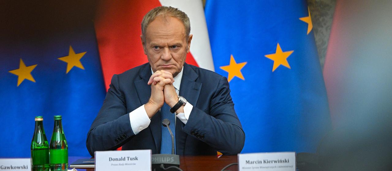 Polens Ministerpräsident Donald Tusk sitzt mit seinem Kabinett zusammen.