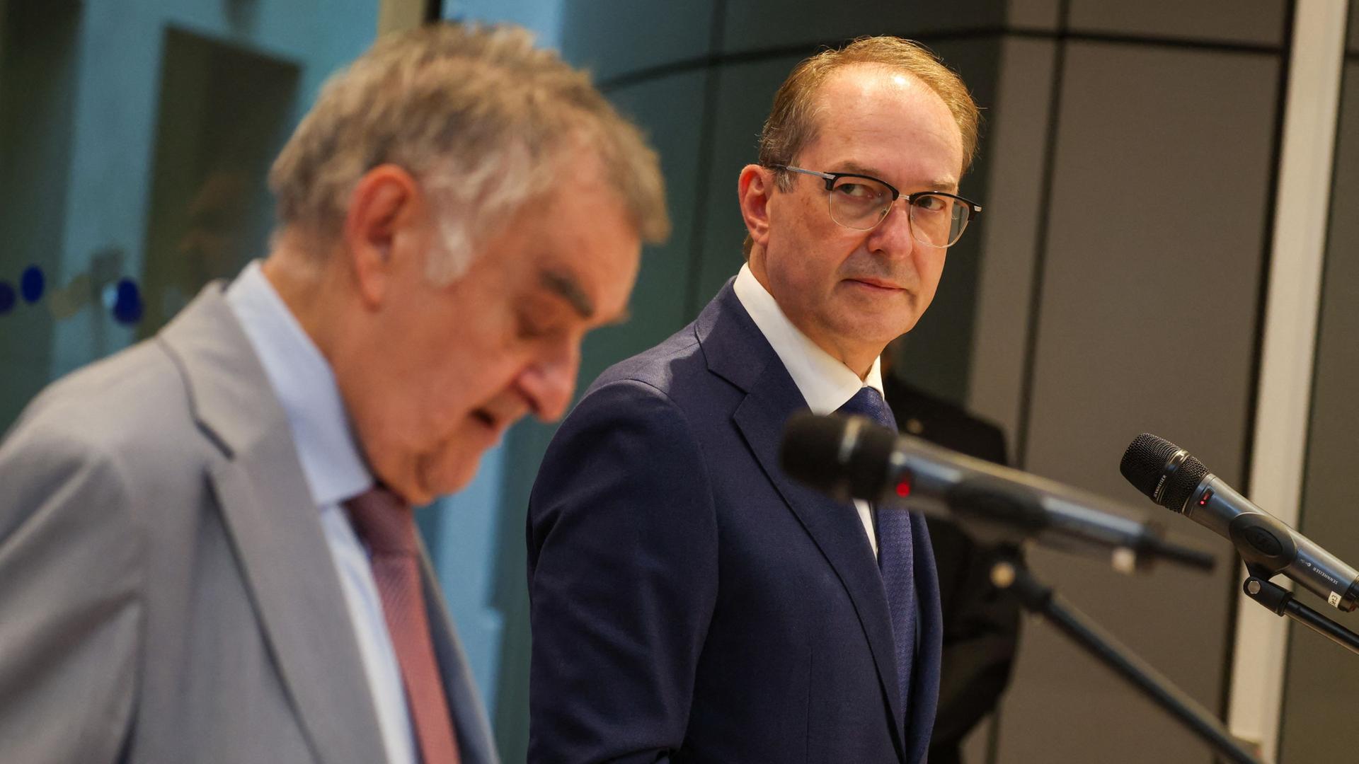 Herbert Reul (l) und Alexander Dobrindt geben eine Pressekonferenz zur Entwicklung nach den Angriffen auf das Stromnetz in Nordrhein-Westfalen. | Christoph Reichwein/dpa