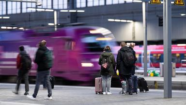 Passagiere auf einem Bahnsteig am Hauptbahnhof München