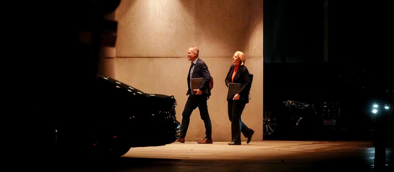 Matthias Miersch, SPD-Fraktionsvorsitzender, und Bärbel Bas (SPD), Bundesministerin für Arbeit und Soziales und SPD-Parteivorsitzende, kommen zum Koalitionsausschuss in das Bundeskanzleramt. 