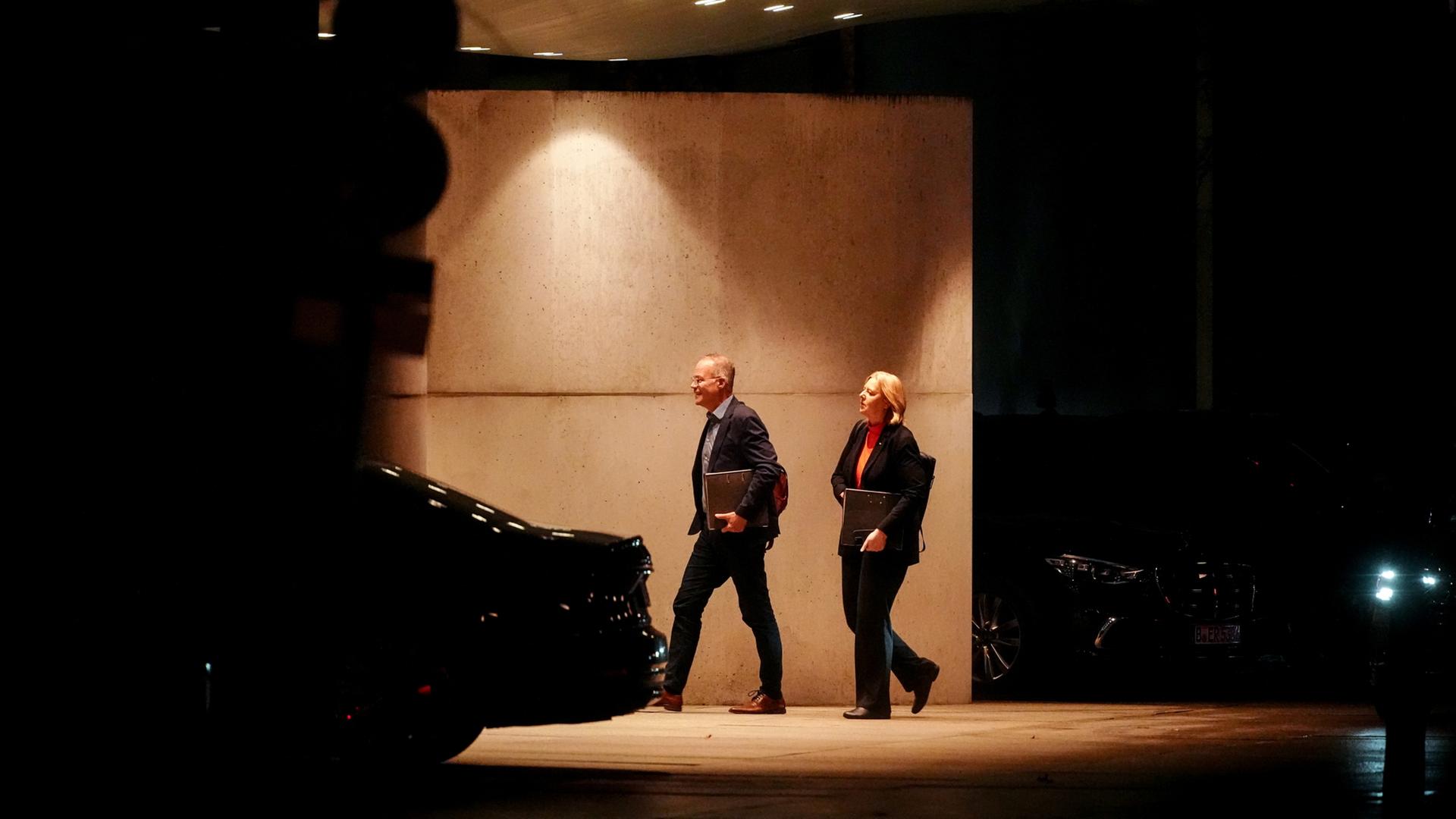 Matthias Miersch, SPD-Fraktionsvorsitzender, und Bärbel Bas (SPD), Bundesministerin für Arbeit und Soziales und SPD-Parteivorsitzende, kommen zum Koalitionsausschuss in das Bundeskanzleramt.  | dpa