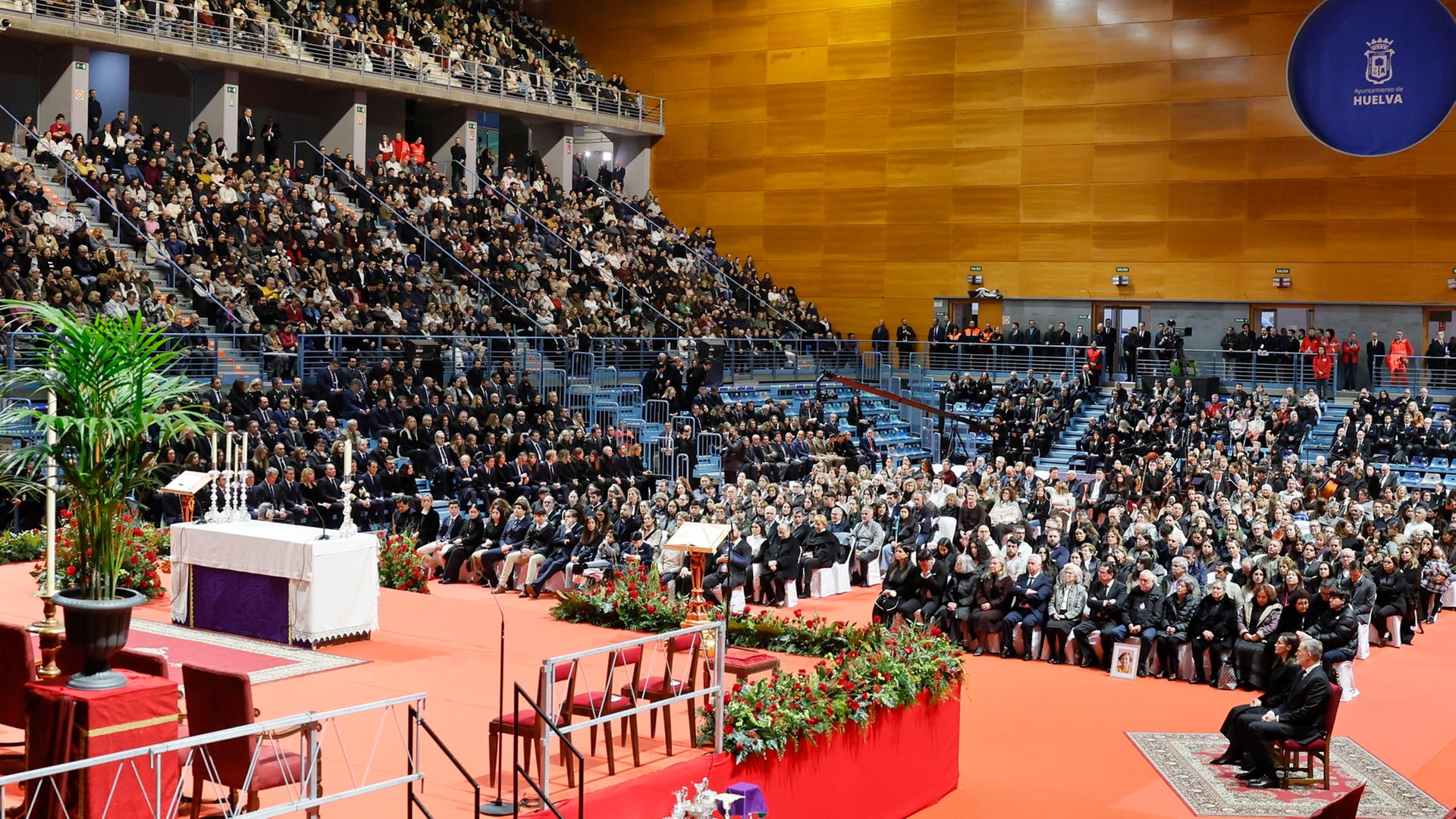 Der spanische König Felipe VI. und Königin Letizia nehmen  im Carolina Marin Sports Palace im spanischen Huelva an der Trauerfeier für die Opfer des Zugunglücks in Adamuz (Córdoba) teil.  | EPA