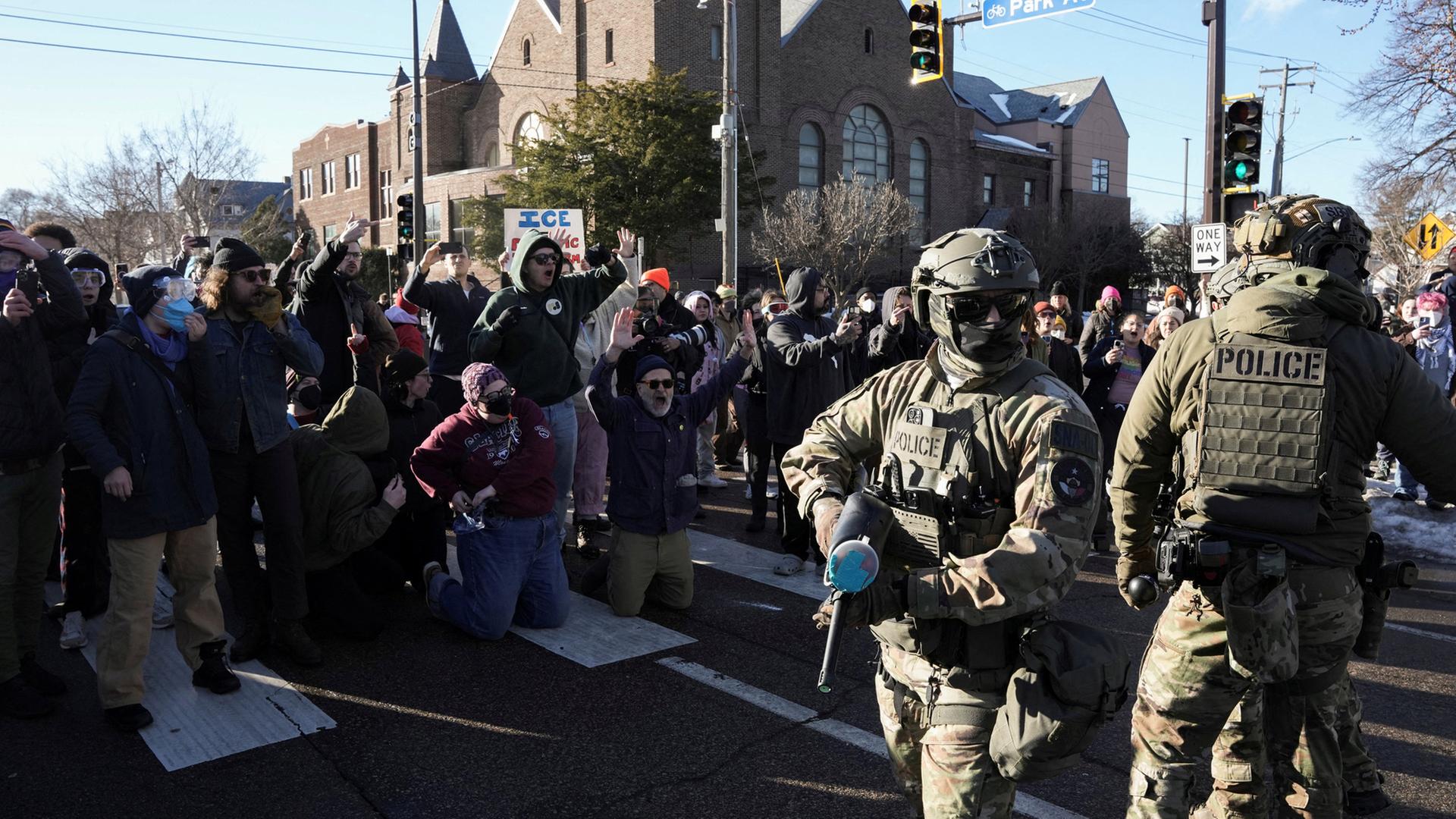 Protestierende und Einsatzkräfte der Polizei in Minnesota, USA. | REUTERS