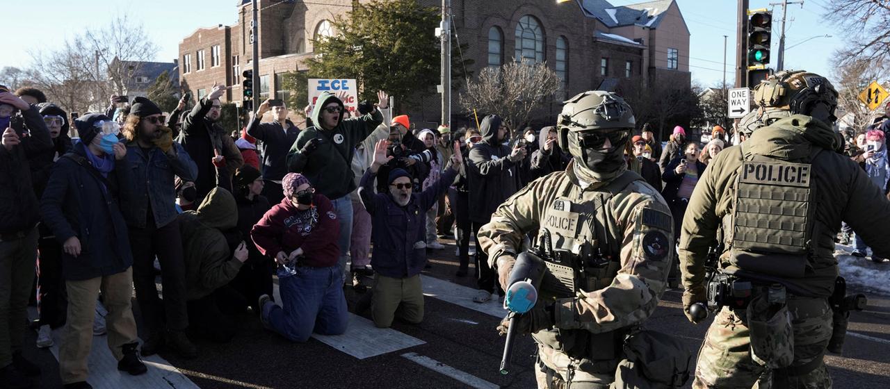 Protestierende und Einsatzkräfte der Polizei in Minnesota, USA.