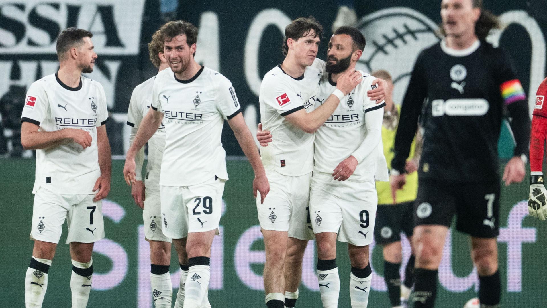 Borussia MÃ¶nchengladbach schlÃ¤gt den FC St. Pauli 2:0 | Marius Becker/dpa