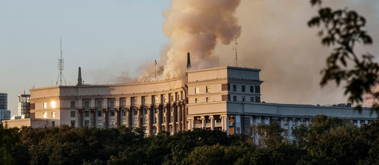 Ein Regierungsgebäude in Kiew steht in Flammen. | REUTERS Ein Regierungsgebäude in Kiew steht in Flammen.
