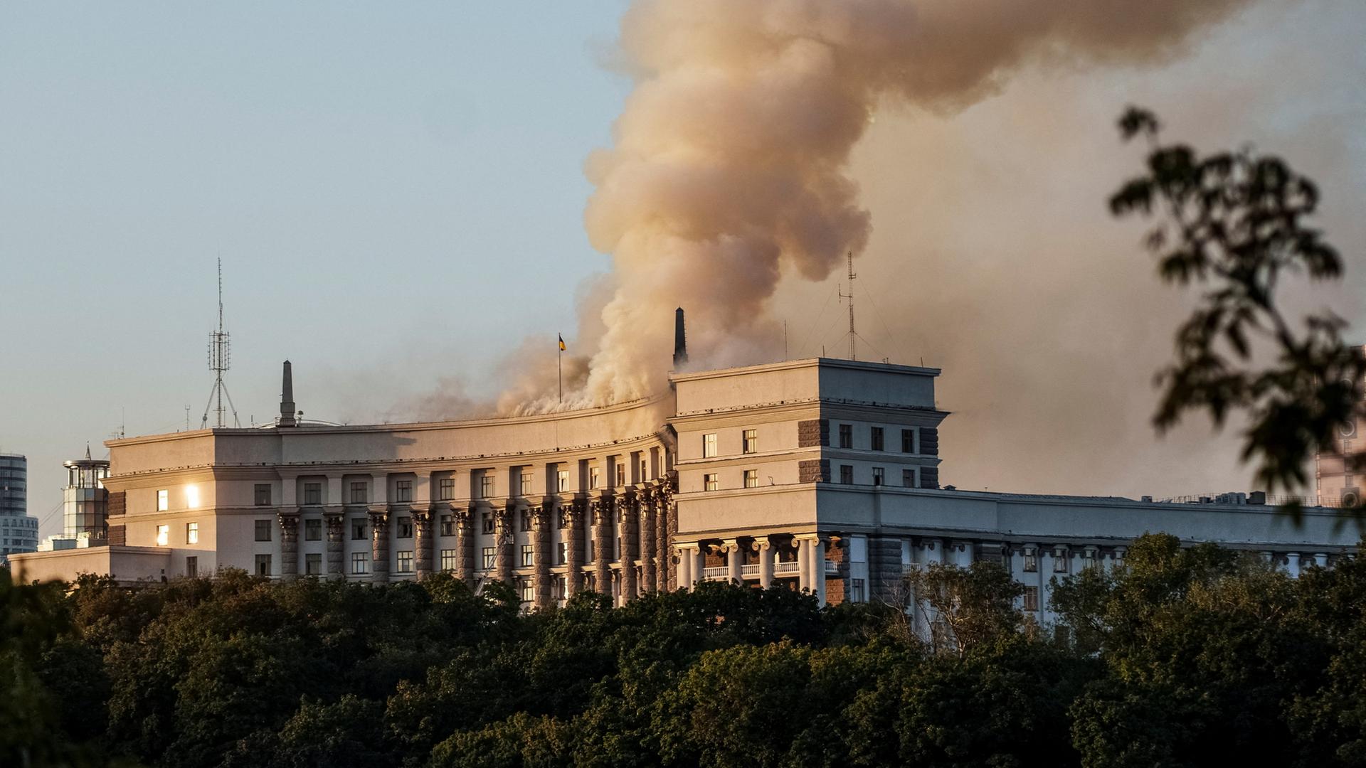 Ein Regierungsgebäude in Kiew steht in Flammen. | REUTERS