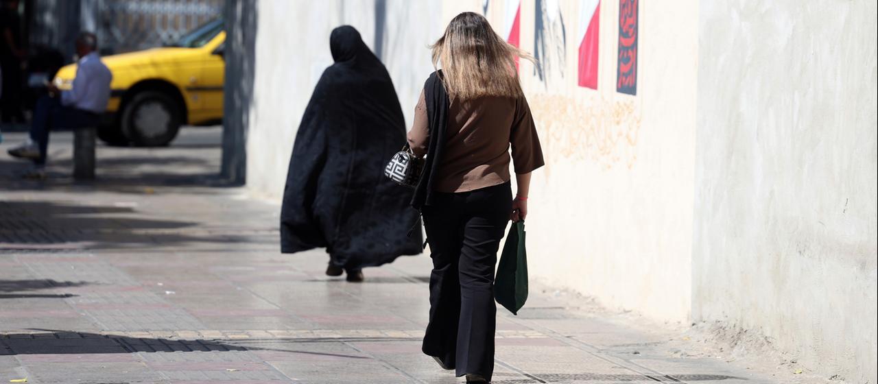 Zwei Passantinnen in Teheran.