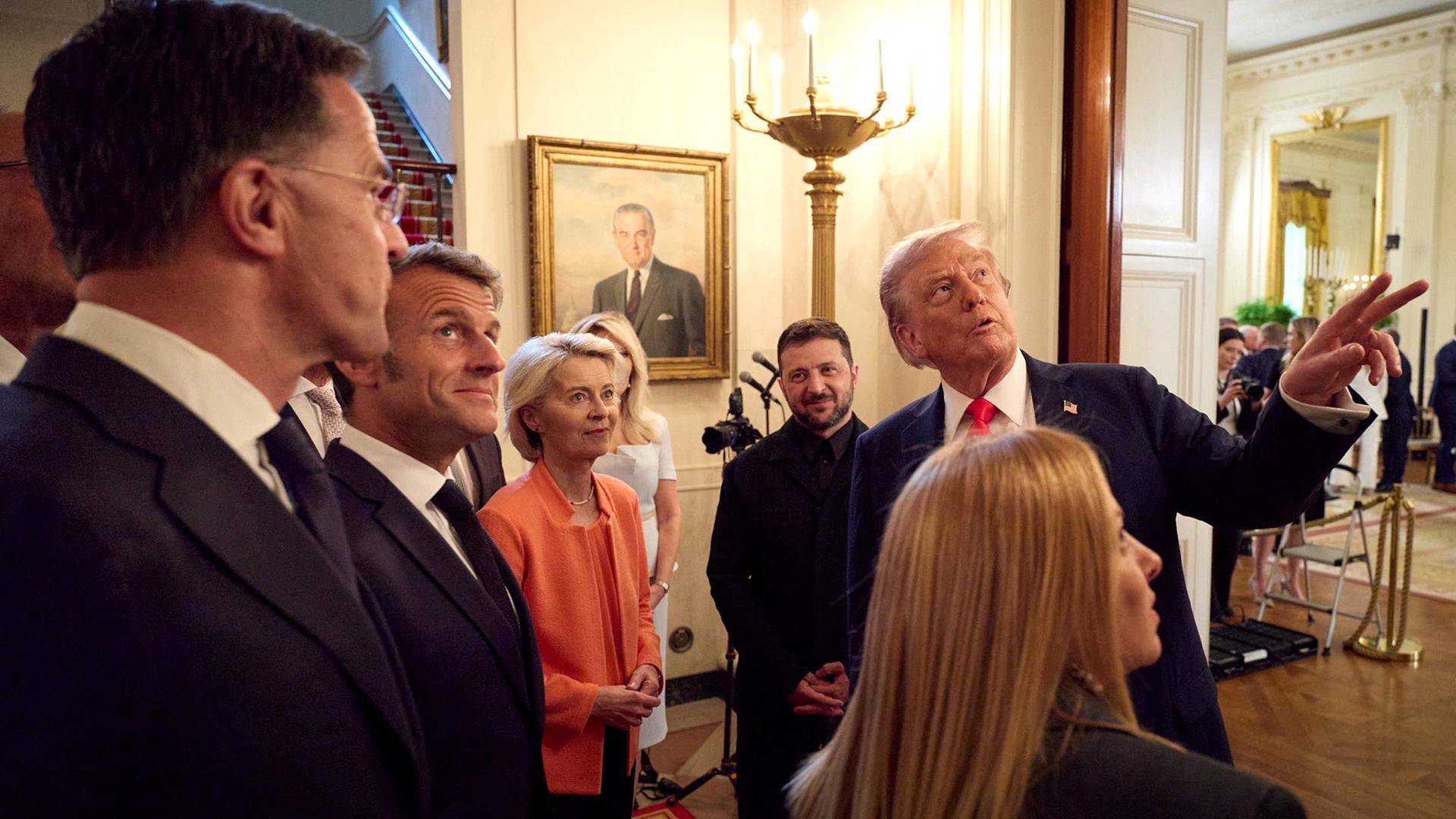 Mark Rutte, Emmanuel Macroni, Ursula von der Leyen, Wolodymyr Selenskyj, Giorgia Melon, Donald Trump (Archivbild) | via REUTERS