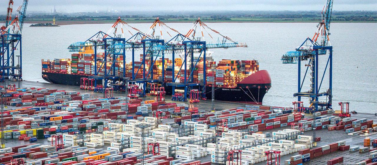 Container und Frachtschiff im Hafen.