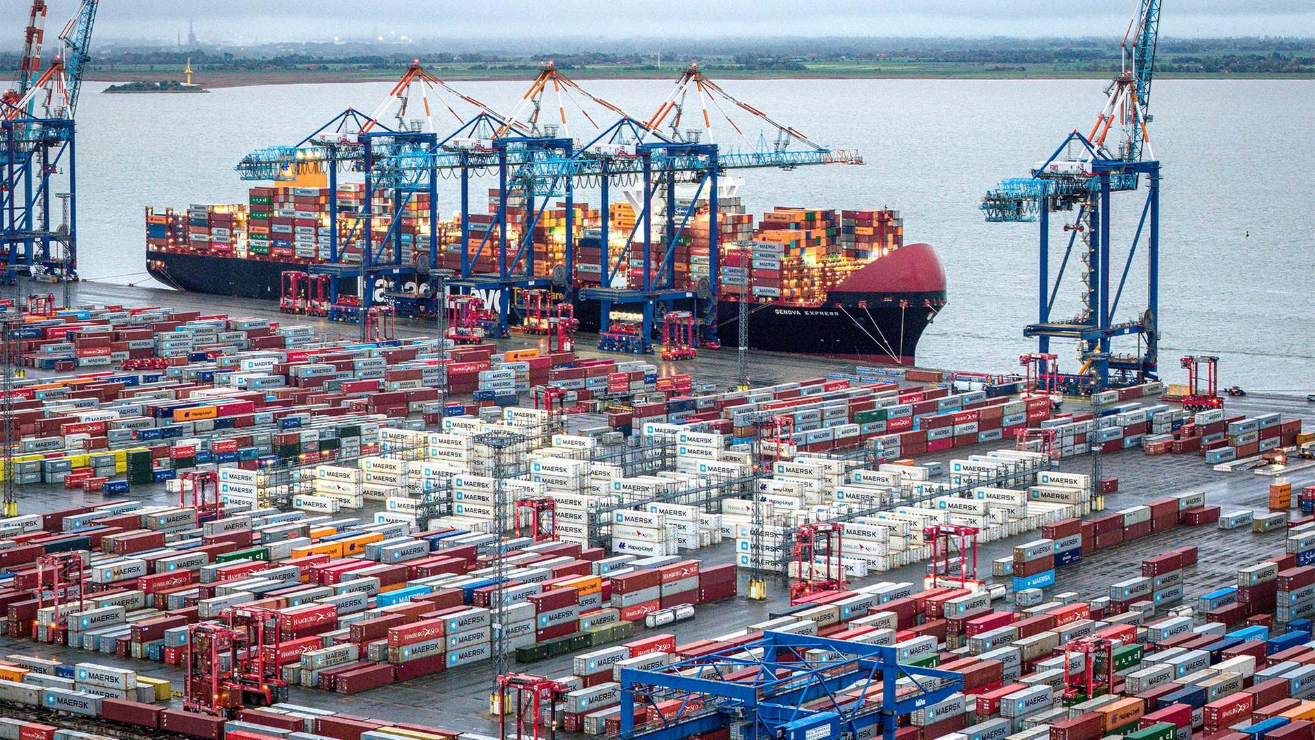 Container und Frachtschiff im Hafen. | picture alliance/dpa