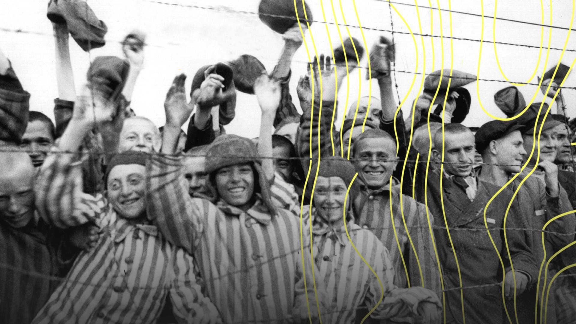 Nach der Befreiung des Konzentrationslagers Dachau durch amerikanische Truppen am 30. April 1945 jubeln die Insassen ihren Befreiern zu. | picture-alliance / dpa | dpa