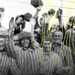 Nach der Befreiung des Konzentrationslagers Dachau durch amerikanische Truppen am 30. April 1945 jubeln die Insassen ihren Befreiern zu.