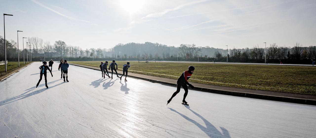 Menschen auf der Eislaufbahn in Winterswijk, Niederlande
