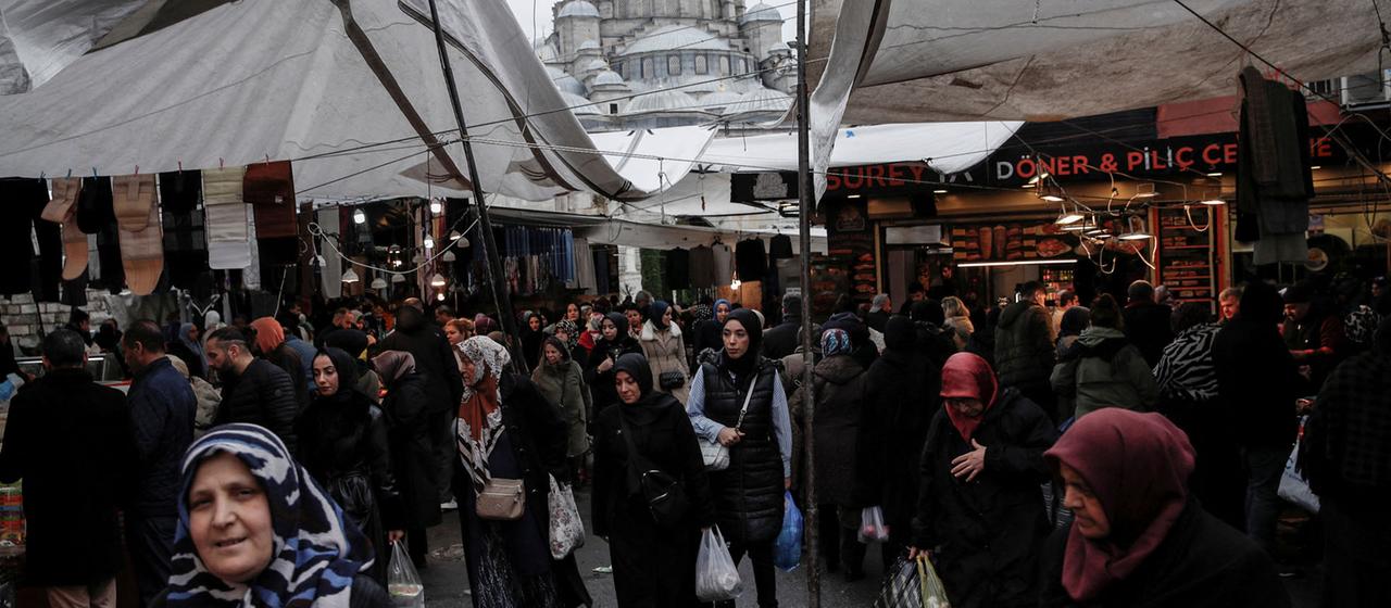 Menschen kaufen auf einem Markt in Istanbul, Türkei, ein. | REUTERS Menschen kaufen auf einem Markt in Istanbul, Türkei, ein.