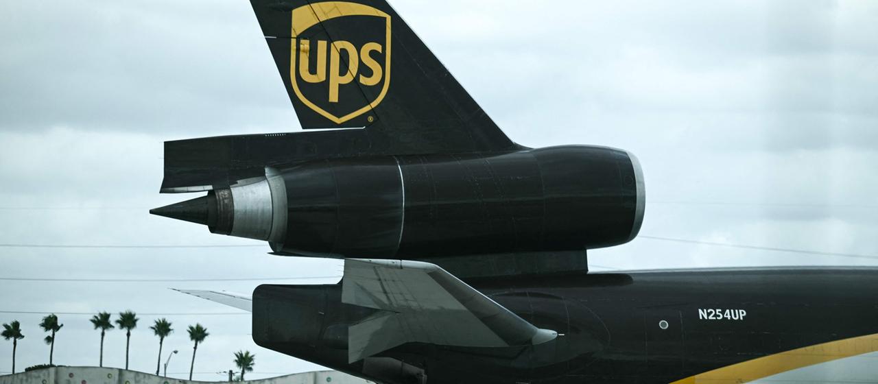 Eine Frachtmaschine vom Typ MD-11 steht an einem Airport