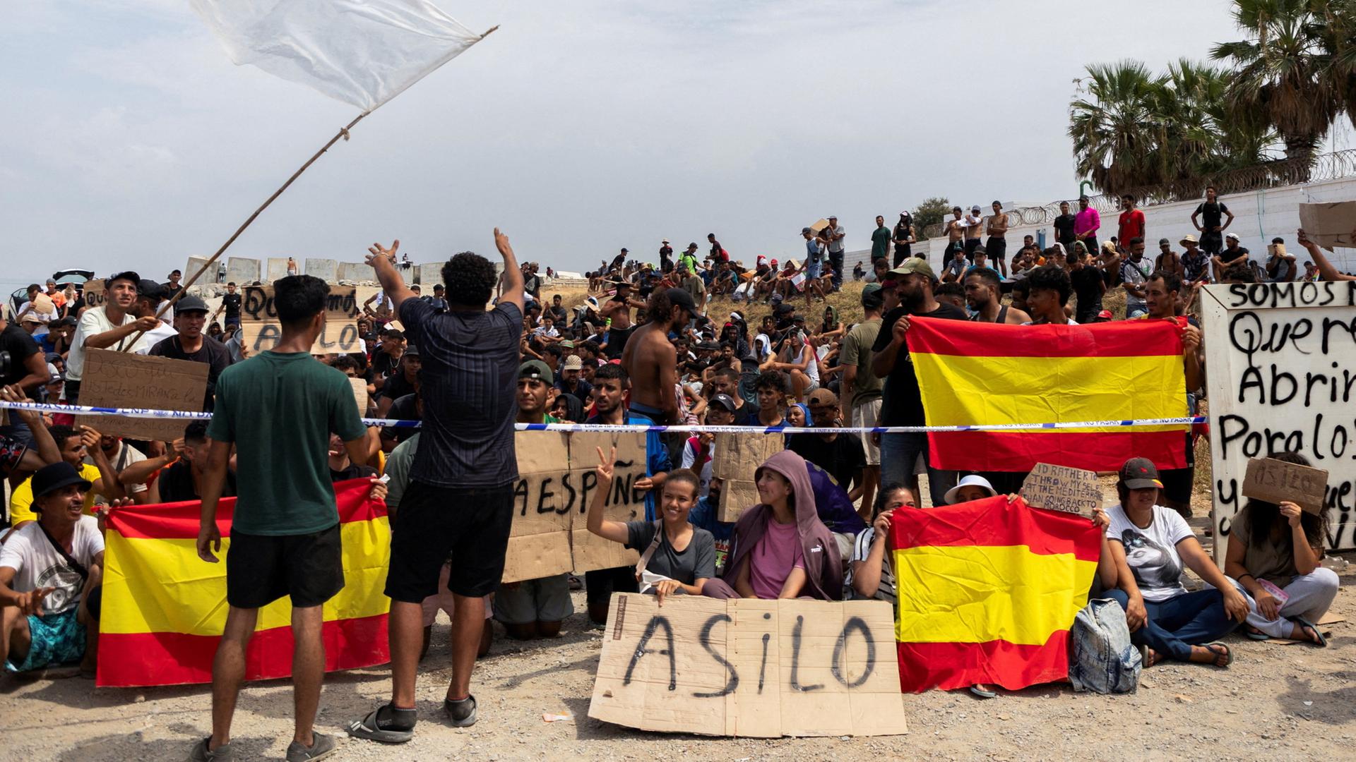 Menschen aus Marokko fordern auf Plakaten Asyl in Spanien | REUTERS