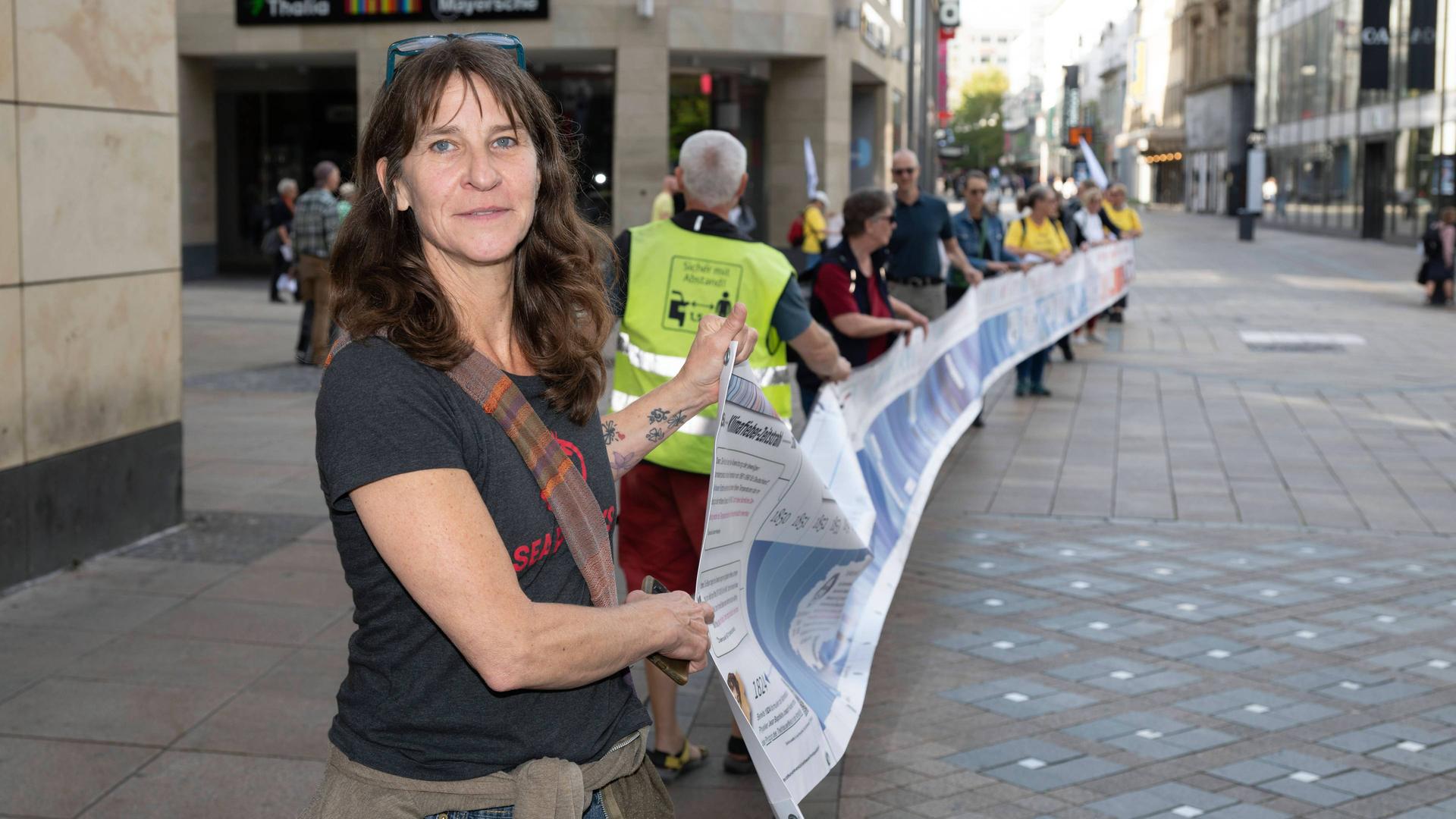 Sylvia Jost führt das Banner bei der Menschenkette an | IMAGO/Helmut Sommer