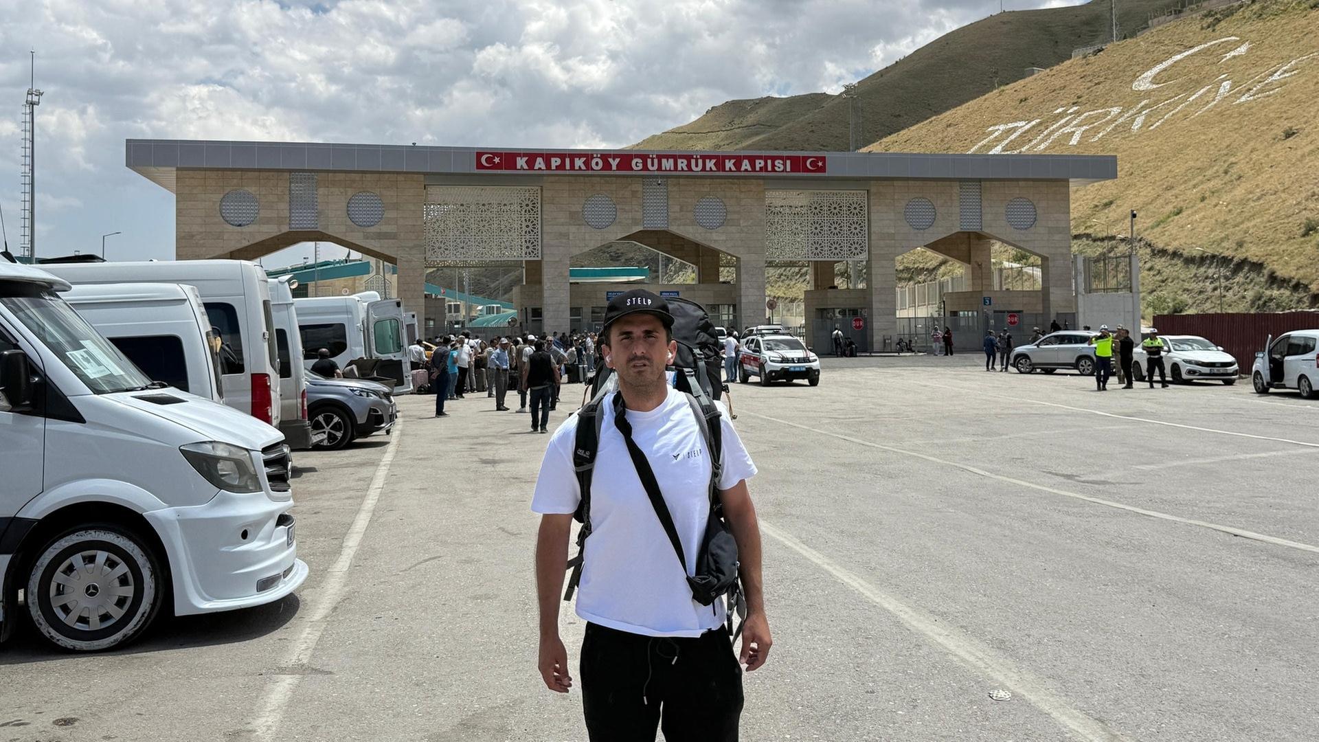 Serkan Eren, Gründer der Stuttgarter Hilfsorganisation STELP steht an der türkisch-iranischen Grenze | Pressestelle, STELP
