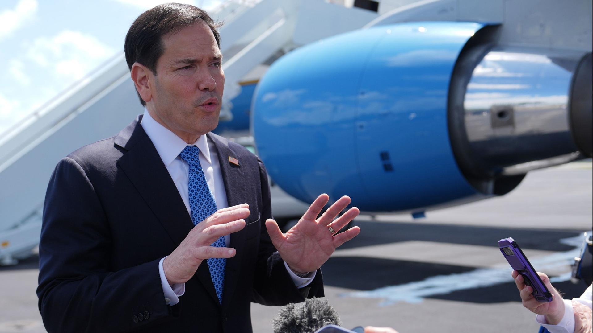 US-Außenminister Marco Rubio spricht mit Medienvertretern. | Julia Demaree Nikhinson/Pool AP/