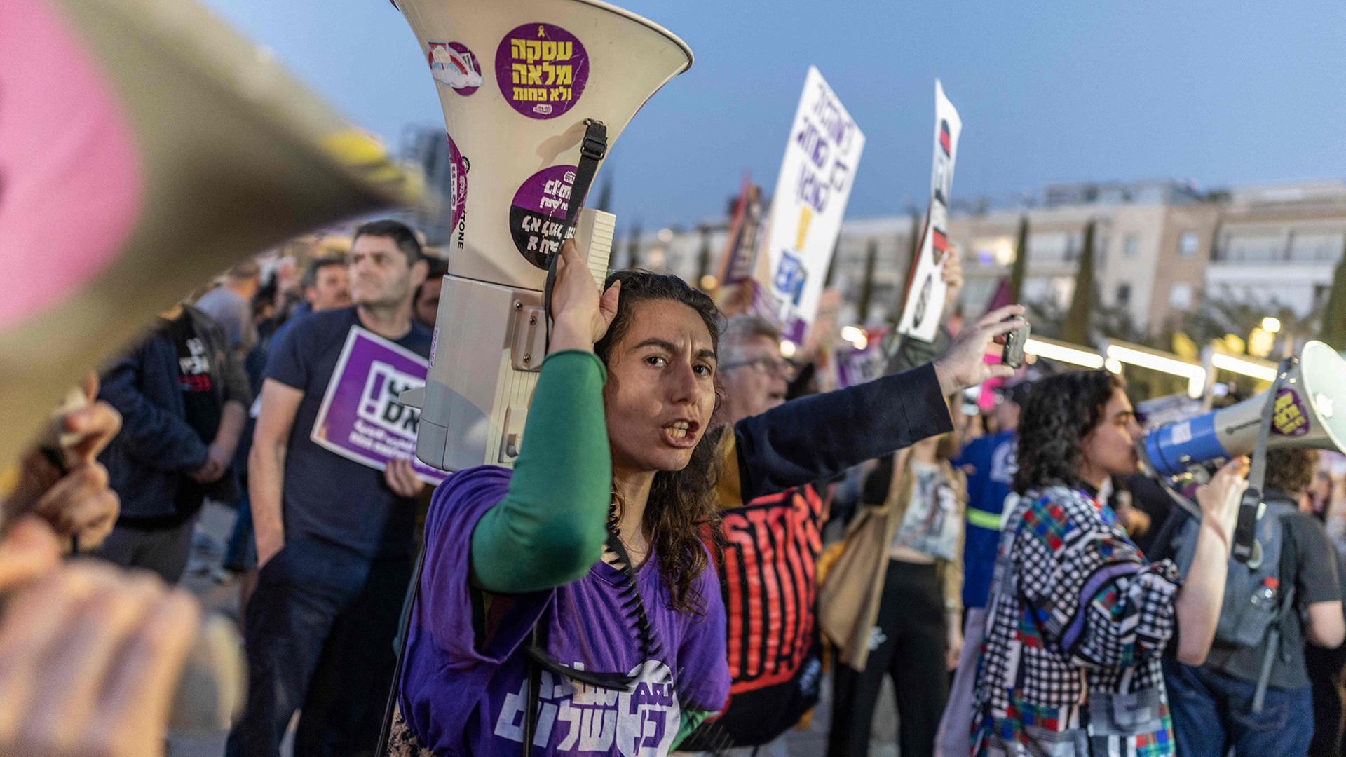 Aktivisten nehmen an einer Protestkundgebung auf dem HaBima-Platz in Tel Aviv gegen den andauernden Krieg mit dem Iran teil. | AFP