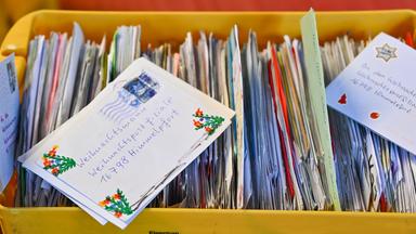 Briefe mit Wunschzettel liegen in der Christkindpostfiliale der Deutschen Post im nordrhein-westfälischen Engelskirchen.