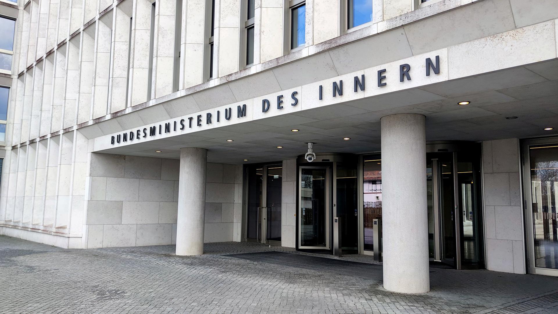 Eingang zum Bundesinnenministerium | picture alliance / dts-Agentur