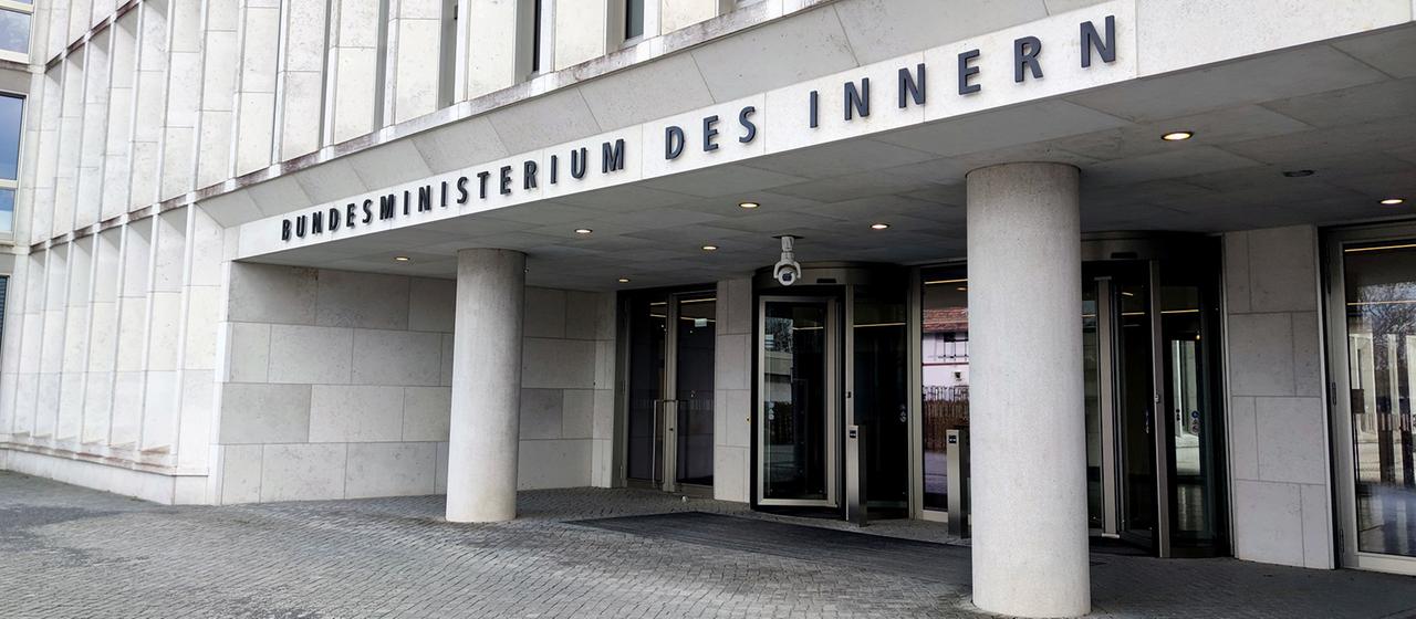 Eingang zum Bundesinnenministerium