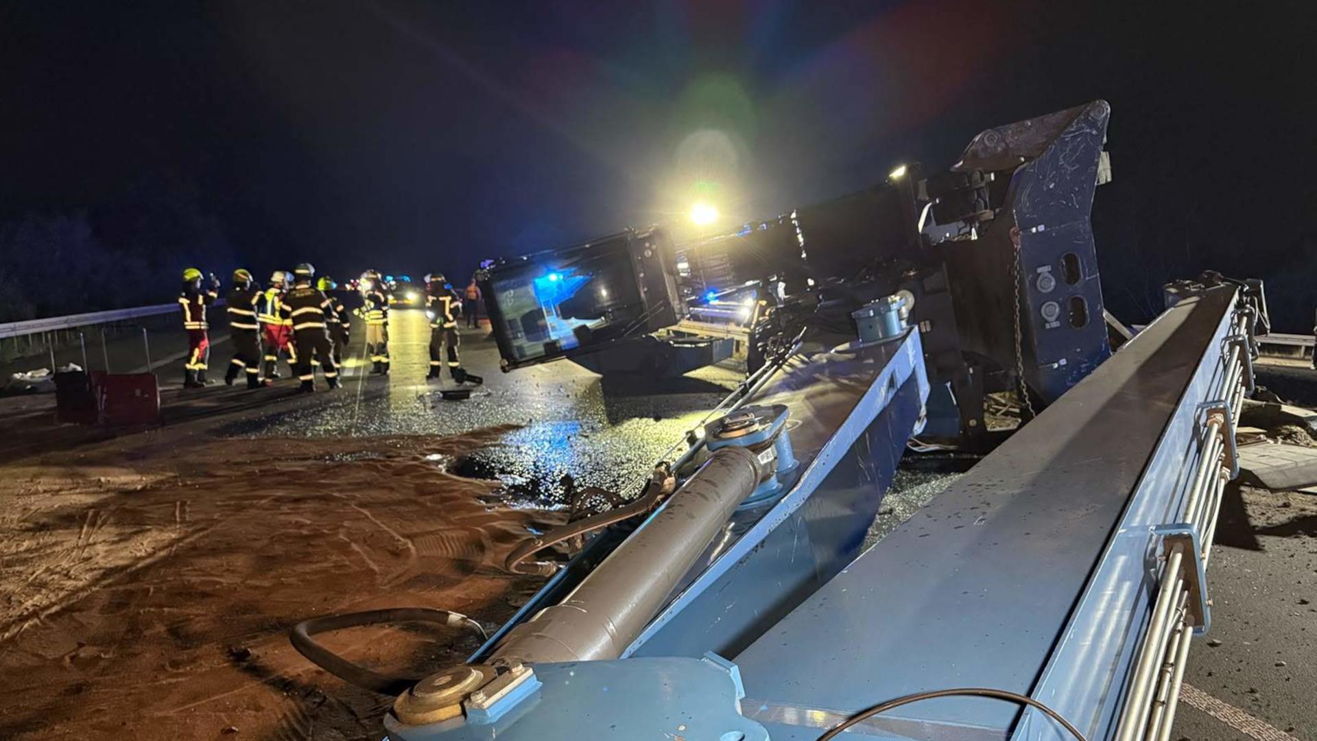 Schwertransporter mit Bagger umgekippt