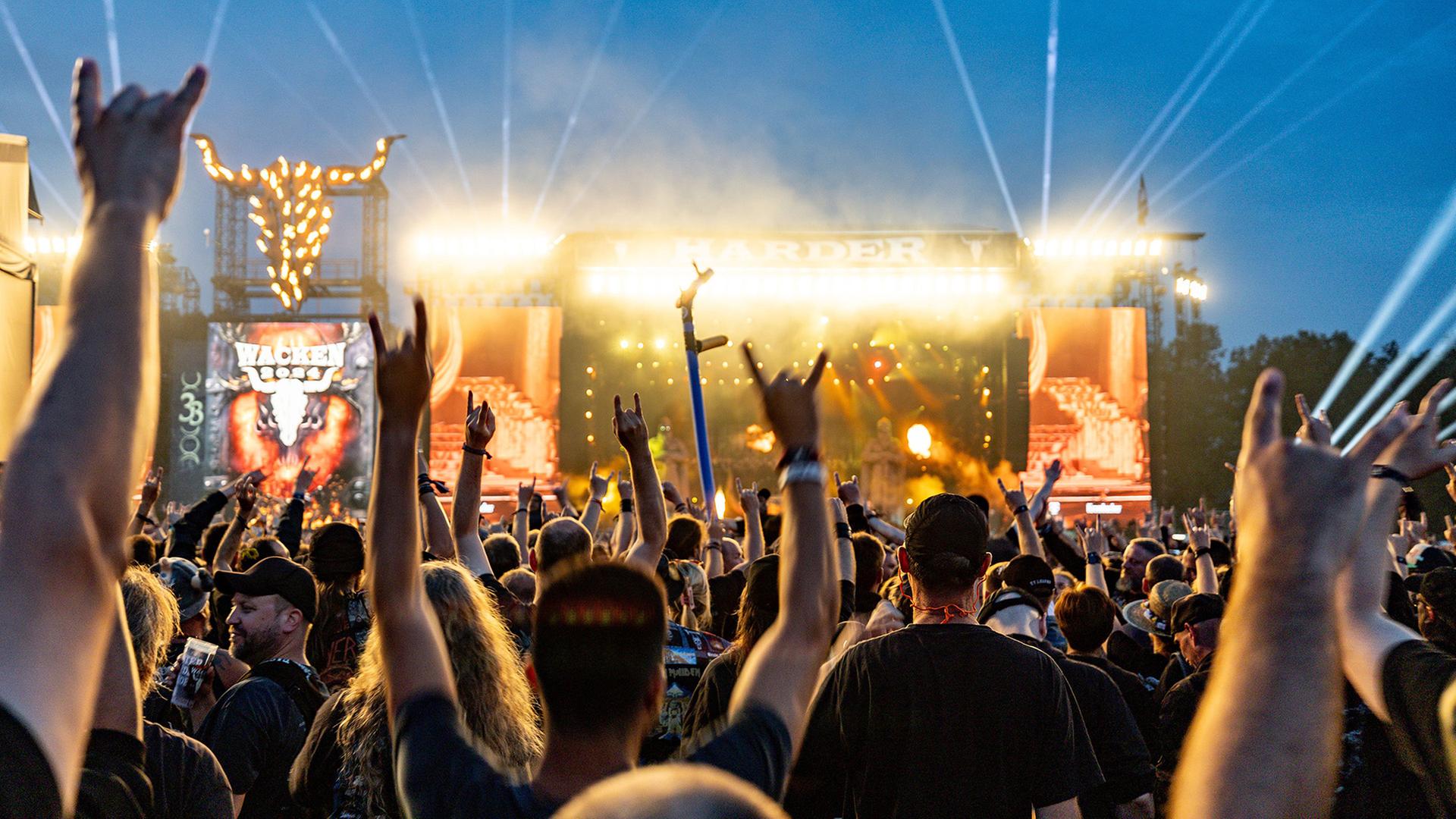 Publikum beim Festival in Wacken (Archivbild) | Axel Heimken/dpa