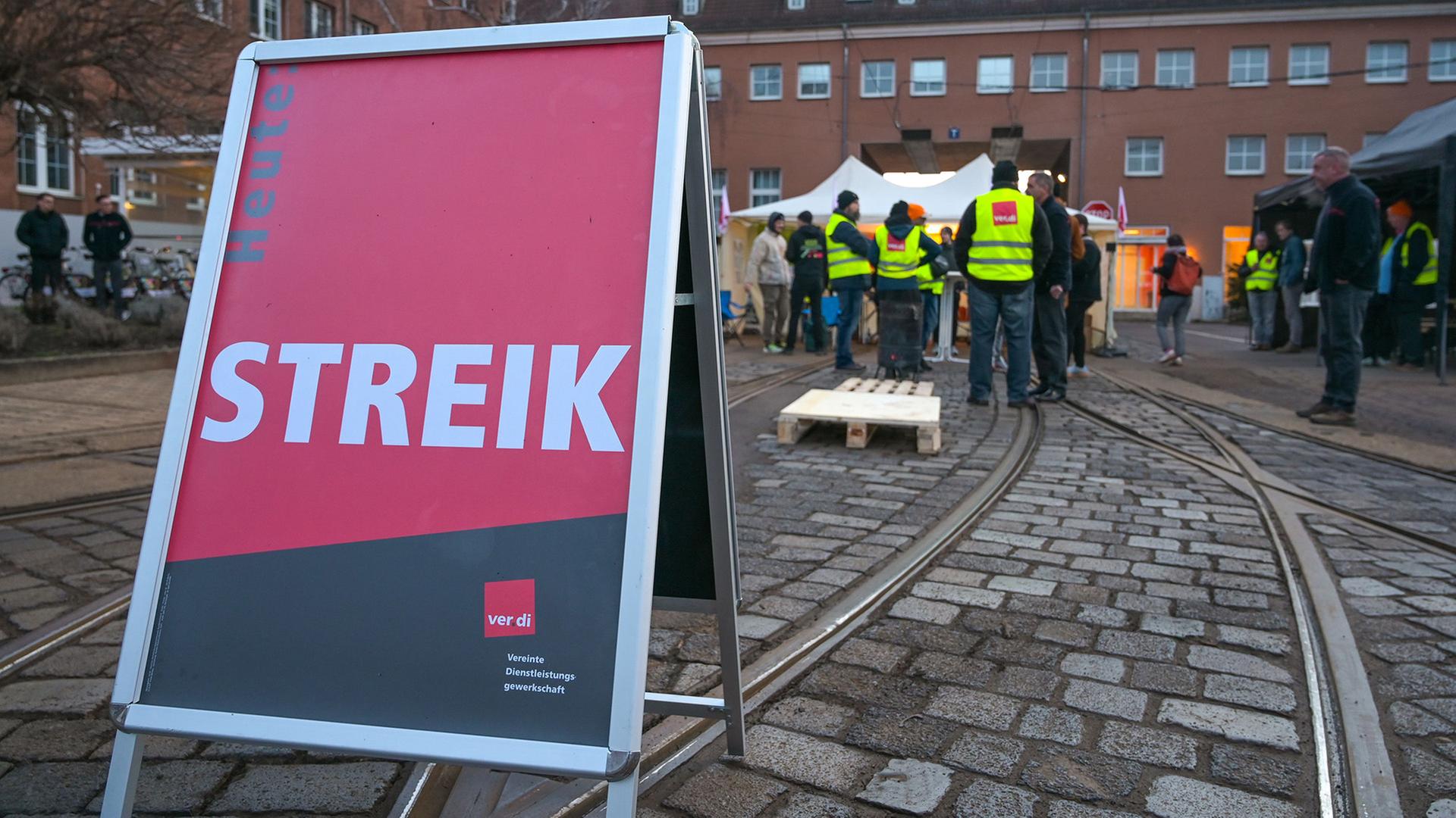  Ein Aufsteller mit dem Hinweis auf Streik steht in einem Betriebshof der Hallesche Verkehrs-AG beim Warnstreik in Halle (Saale). | Heiko Rebsch/dpa