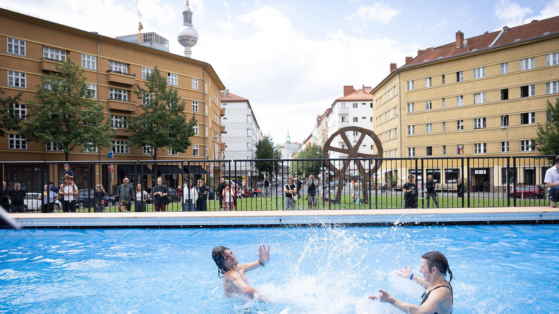 Die Volksbühne am Rosa-Luxemburg-Platz hat am 07.08.2026 ein Pop-up-Freibad in Berlin-Mitte eröffnet. Das Volksbad ist das erste Projekt des neuen Intendanten Matthias Lilienthal. © picture alliance / epd-bild | Hans Scherhaufer | picture alliance / epd-bild | Hans Scherhaufer