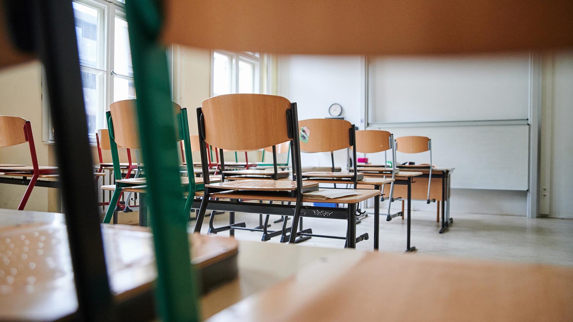 hochgestellte Stühle in einem Klassenzimmer | dpa