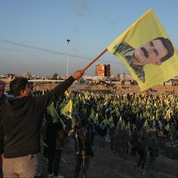 Mann mit Öcalan Fahne