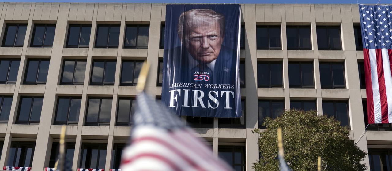 Ein Foto von US-Präsident Trump am US-Arbeitsministerium | AP Ein Foto von US-Präsident Trump am US-Arbeitsministerium