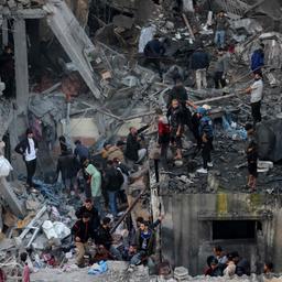 Palästinenser stehen in den Trümmern zerstörter Gebäude in Rafah im Gazastreifen