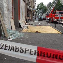 Ein Absperrband der Polizei sichert nach einem Bombenanschlag in Köln-Mülheim den Tatort.