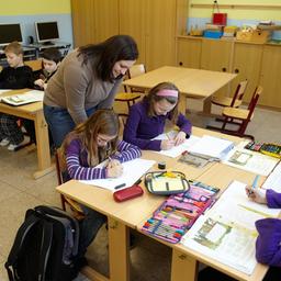 Kinder in Klassenraum in Grundschule: Rheinland-Pfalz muss seine Grundschulen für den Ganztagsbetrieb ausbauen 