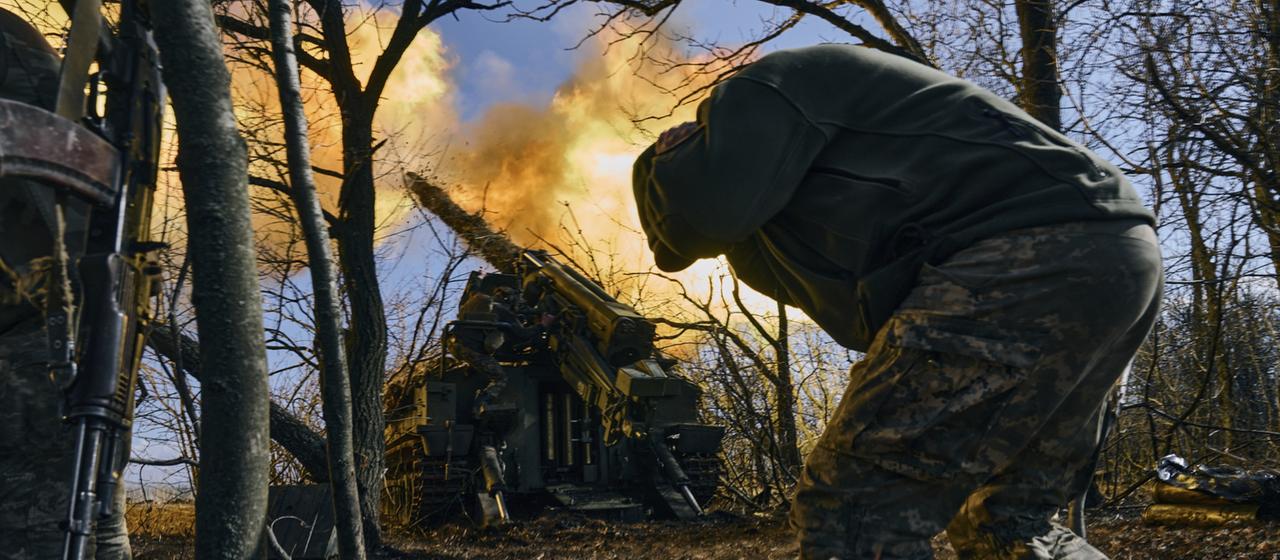 Ukrainische Soldaten feuern eine Panzerhaubitze auf russische Stellungen in der Nähe von Bachmut.