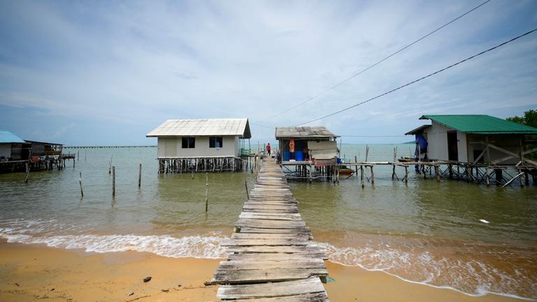 Häuser des Dorfes Sebulang auf Rempang, Indonesien